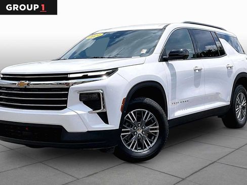 Used 2024 Chevrolet Traverse LT FWD image 1