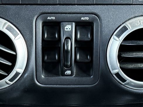 Used 2018 Jeep Wrangler Unlimited Sahara w/ Connectivity Group AWD/4WD image 5