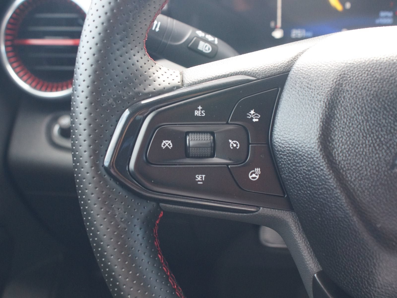 Used 2025 Chevrolet Trax RS w/ Sunroof Package FWD image 10
