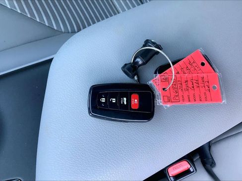 Used 2023 Toyota Camry SE image 14