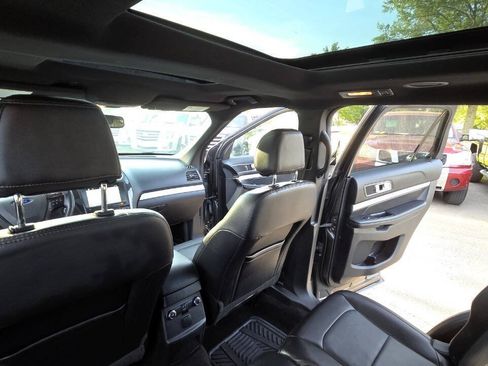 Used 2017 Ford Explorer XLT w/ Equipment Group 202A AWD/4WD image 36