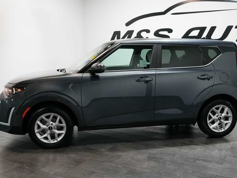 Used 2023 Kia Soul LX w/ LX Technology Package FWD image 3