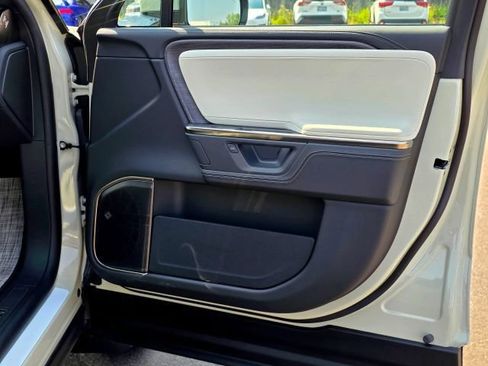 Used 2025 Rivian R1S Premium AWD/4WD image 36
