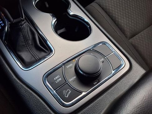 Used 2019 Jeep Grand Cherokee Laredo image 30