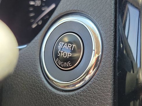 Used 2015 Nissan Rogue SV w/ SV Premium Package FWD image 31