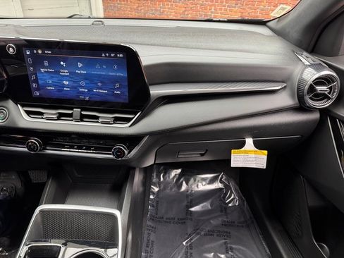 Used 2025 Chevrolet Equinox LT w/ Safety and Technology Package image 17