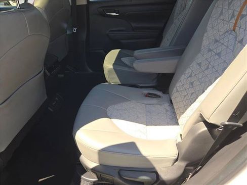 Used 2022 Toyota Highlander Bronze Edition FWD image 20