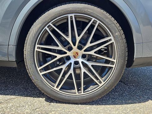Certified 2025 Porsche Cayenne Coupe AWD/4WD image 11