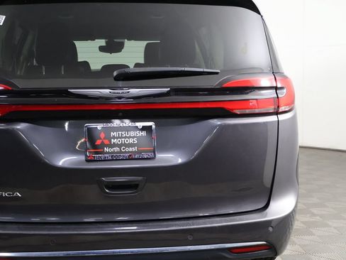 Used 2023 Chrysler Pacifica Touring-L FWD image 16