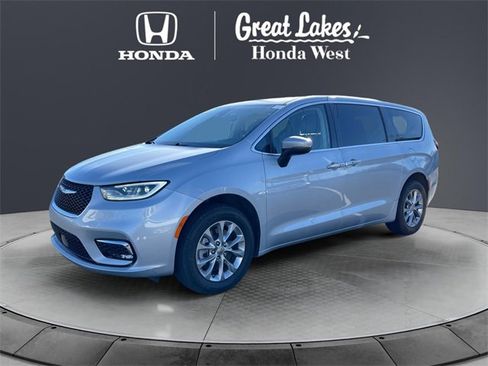 Used 2023 Chrysler Pacifica Touring-L image 1