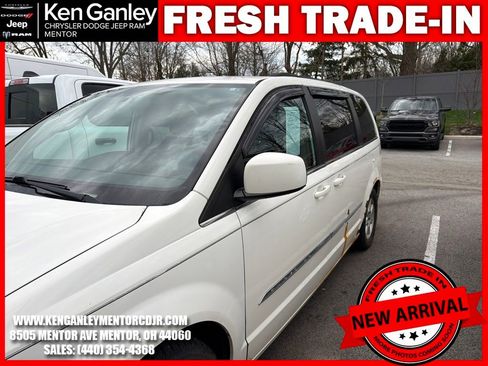 Used 2011 Chrysler Town & Country Touring image 7