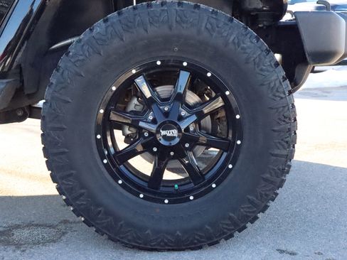 Used 2018 Jeep Wrangler Unlimited Sahara w/ Connectivity Group image 18