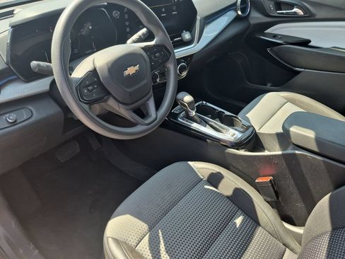 Used 2025 Chevrolet Trax LT FWD image 10