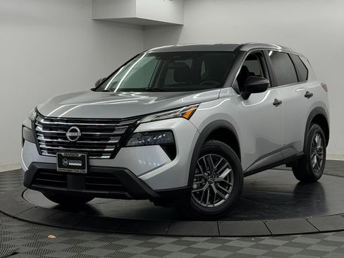 Used 2024 Nissan Rogue S FWD image 3
