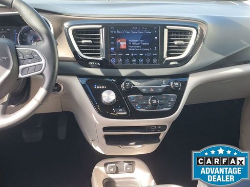 Used 2017 Chrysler Pacifica Touring-L w/ Tire & Wheel Group image 29