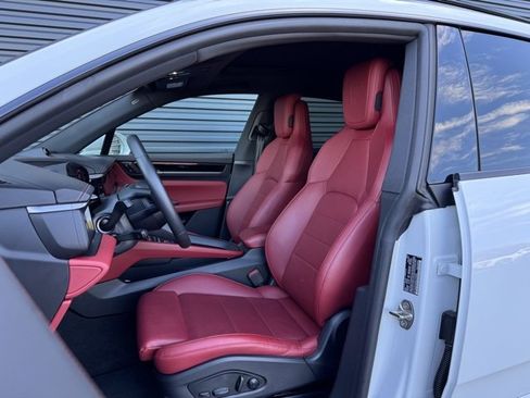 Certified 2025 Porsche Macan Electric image 5