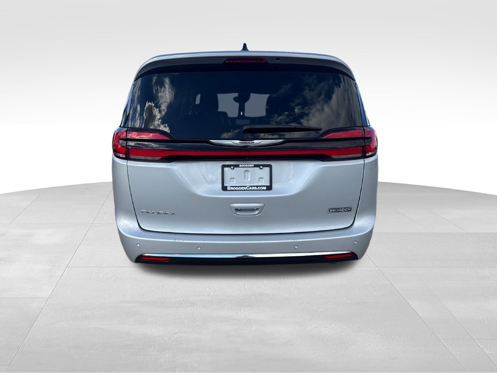 Used 2024 Chrysler Pacifica Touring-L FWD image 18