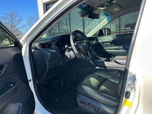 Used 2022 Toyota Venza XLE image 17