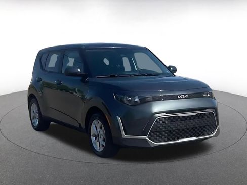 Used 2025 Kia Soul LX w/ LX Technology Package FWD image 2