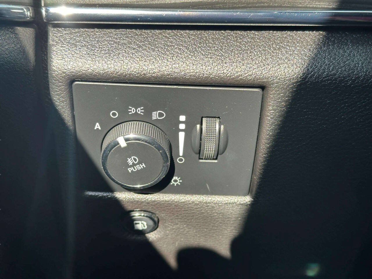 Used 2019 Jeep Grand Cherokee Limited AWD/4WD image 32