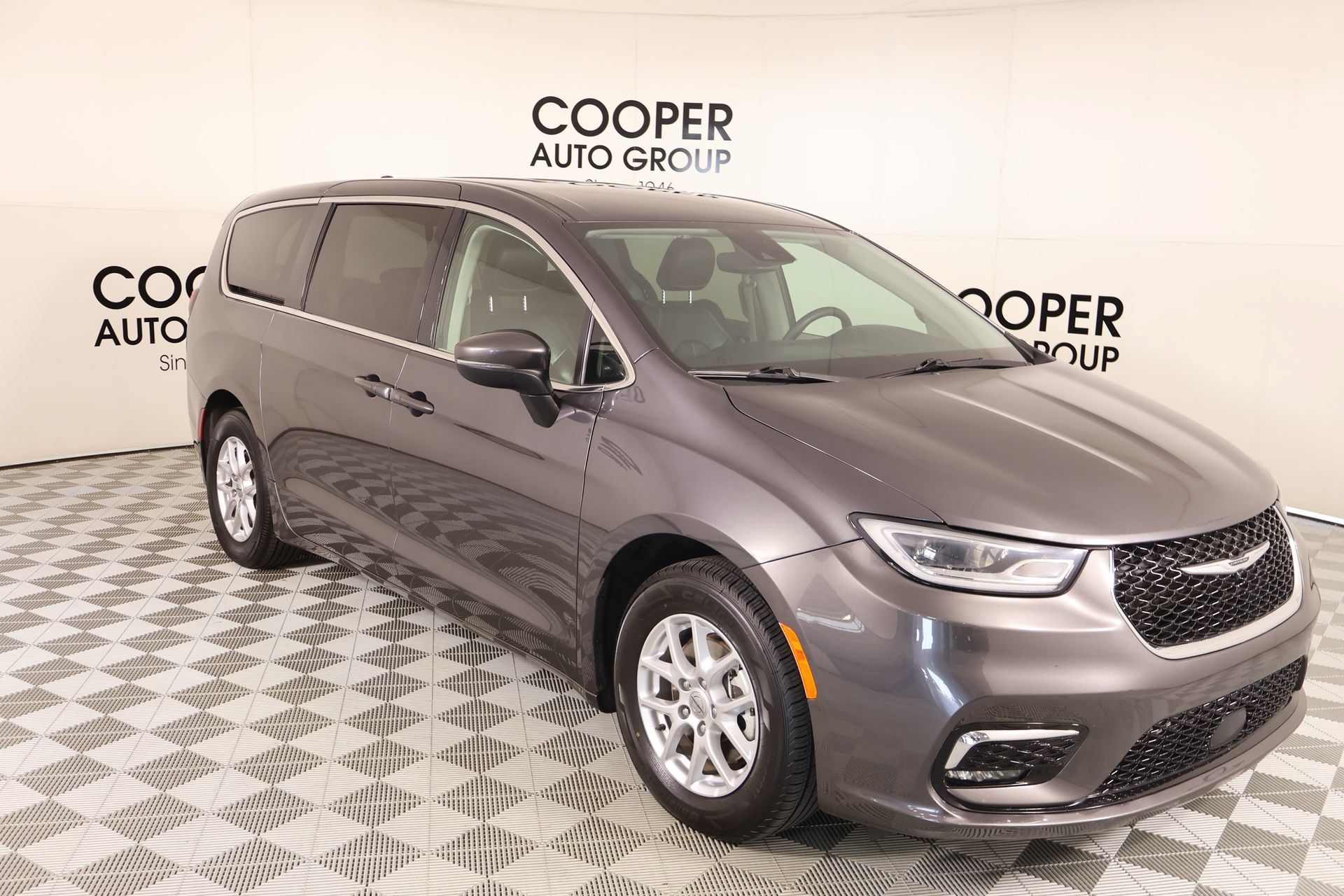 Used 2023 Chrysler Pacifica Touring-L FWD 360° Tour