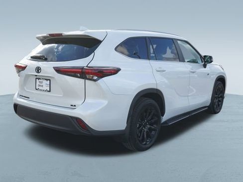 Used 2024 Toyota Highlander LE image 9