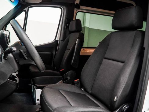 Used 2024 Mercedes-Benz Sprinter 2500 image 32