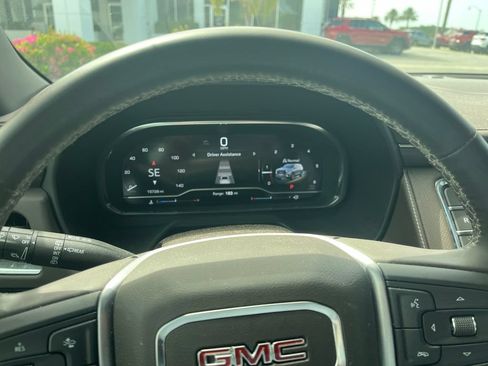 Used 2023 GMC Yukon SLT w/ SLT Luxury Package RWD image 11