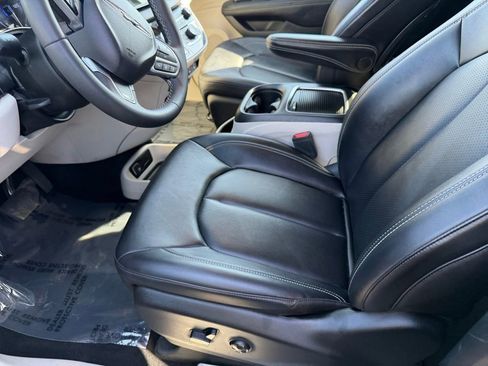 Used 2024 Chrysler Pacifica Touring-L image 12