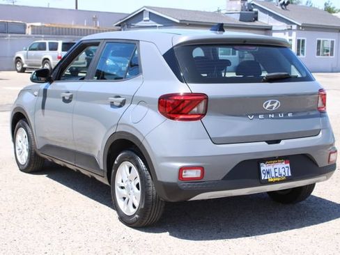 Used 2021 Hyundai Venue SE FWD image 3