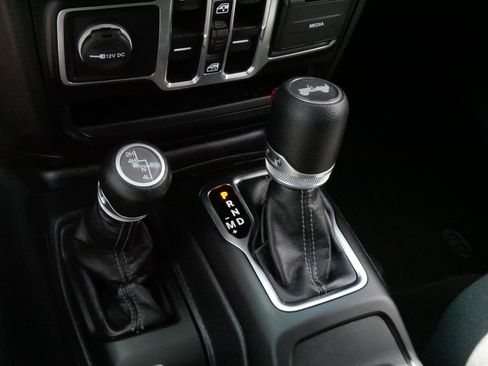 Used 2025 Jeep Wrangler Unlimited Sport AWD/4WD image 24