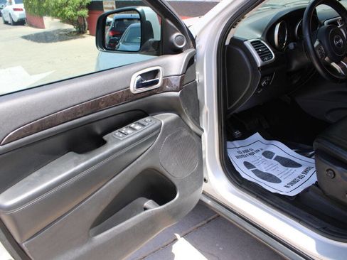 Used 2012 Jeep Grand Cherokee Laredo RWD image 9