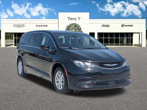 Used 2021 Chrysler Voyager LX FWD image 1