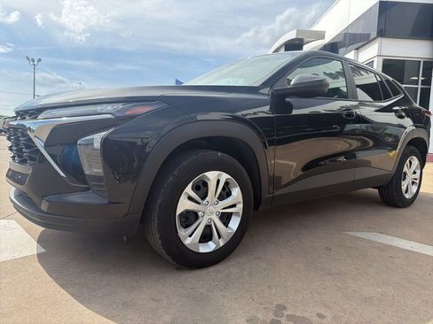 Used 2025 Chevrolet Trax LS image 7