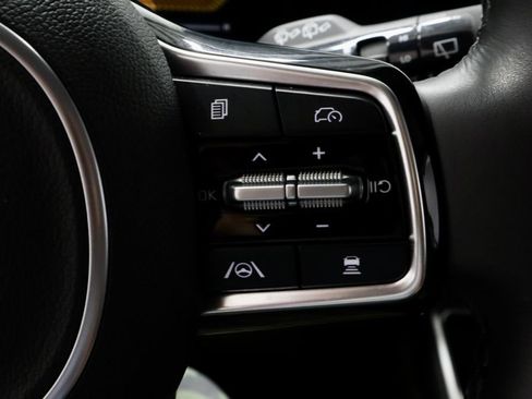 Used 2025 Kia Carnival FWD image 29