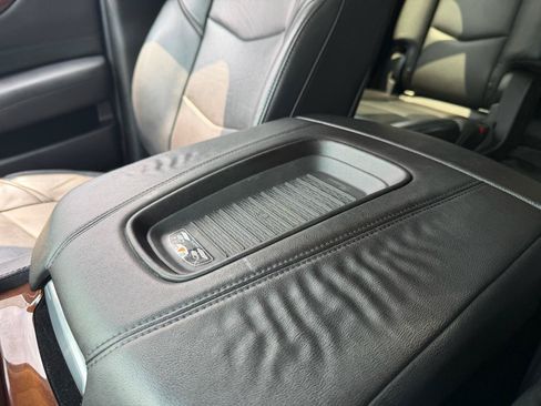 Used 2018 Cadillac Escalade Premium Luxury AWD/4WD image 17