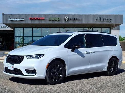Used 2025 Chrysler Pacifica Limited FWD image 1