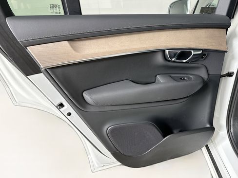 Used 2025 Volvo XC90 B5 Plus image 27