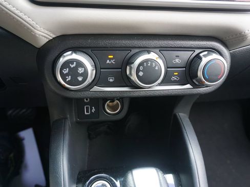 Used 2020 Nissan Versa SV FWD image 11