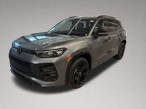 Certified 2025 Volkswagen Tiguan SE R-Line AWD/4WD image 8