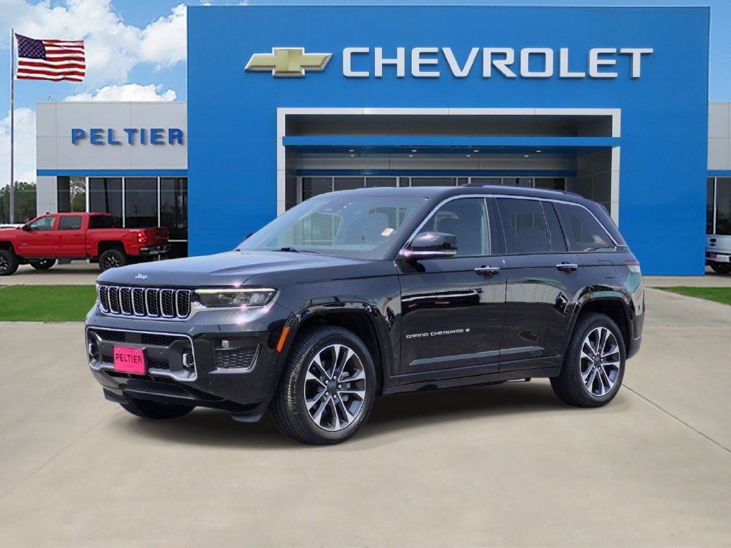Used 2023 Jeep Grand Cherokee Overland w/ Luxury Tech Group IV AWD/4WD image 3