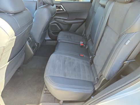 Used 2024 Mitsubishi Outlander SE image 17