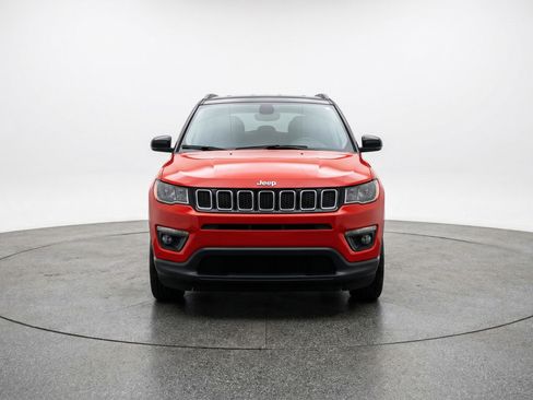 Used 2025 Jeep Compass Latitude image 2