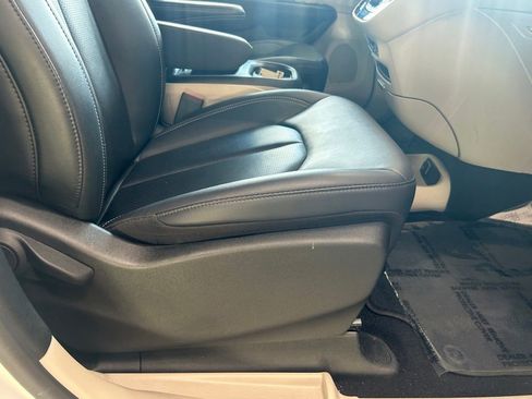 Used 2024 Chrysler Pacifica Touring-L image 23