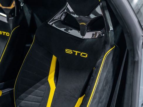Used 2023 Lamborghini Huracan STO image 14