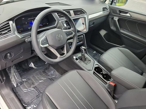 Used 2024 Volkswagen Tiguan SE FWD image 22