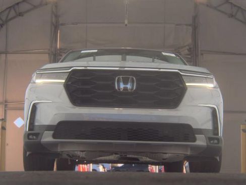 Used 2025 Honda Pilot EX-L image 3