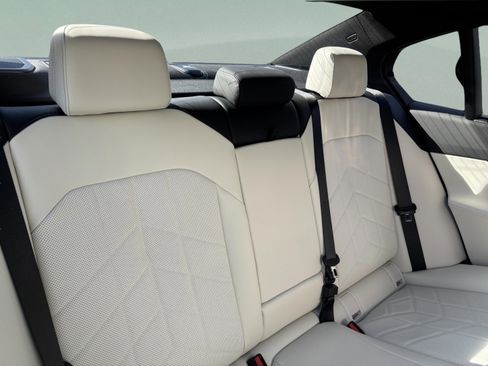 New 2026 BMW 550e xDrive w/ Executive Package AWD/4WD image 26