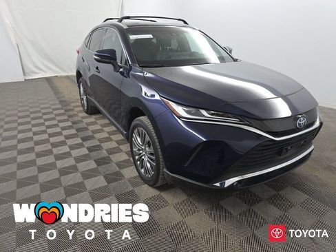Used 2023 Toyota Venza XLE image 1
