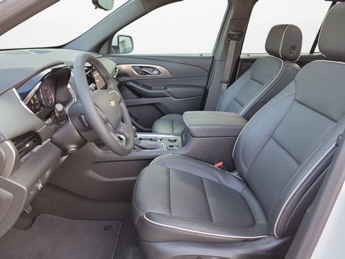 Used 2023 Chevrolet Traverse Premier FWD image 11